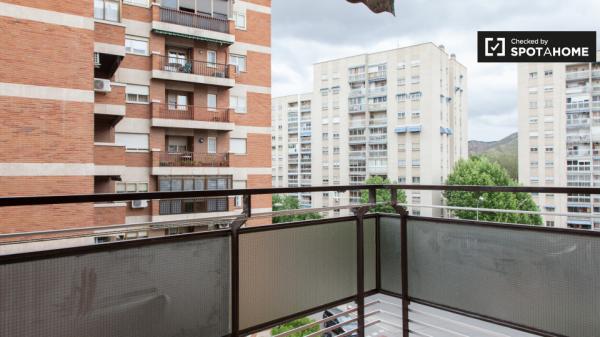 Quarto espaçoso em apartamento compartilhado em Alcalá de Henares