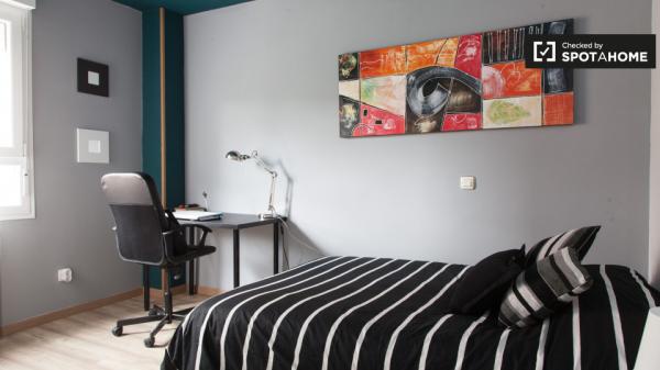 Quarto espaçoso em apartamento compartilhado em Alcalá de Henares