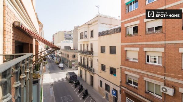 Se alquila habitación en piso de 4 dormitorios en Barcelona