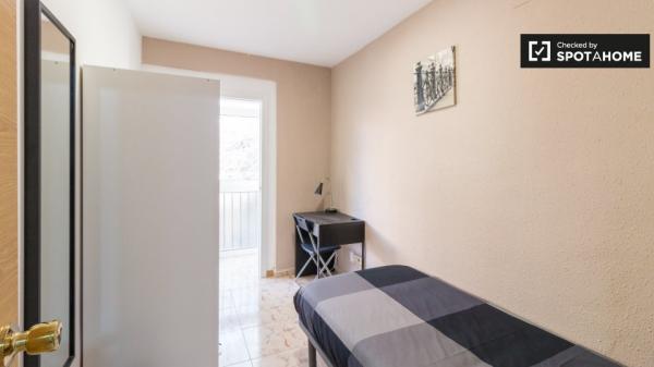 Habitación en piso de 4 dormitorios en alquiler en Barcelona