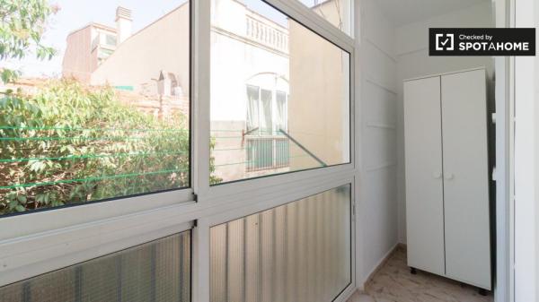 Se alquila habitación en piso de 4 dormitorios en Barcelona