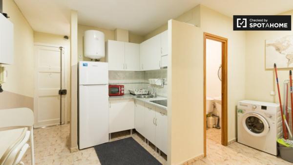 Habitación en piso de 4 dormitorios en alquiler en Barcelona