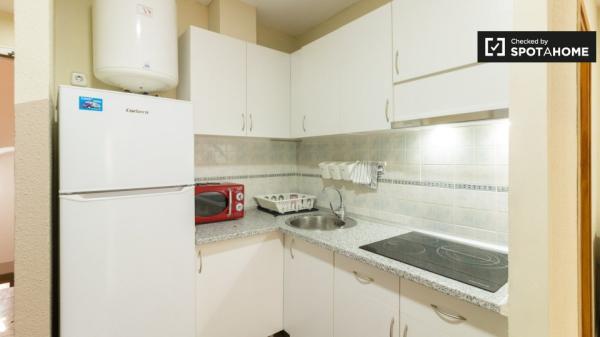 Habitación en piso de 4 dormitorios en alquiler en Barcelona