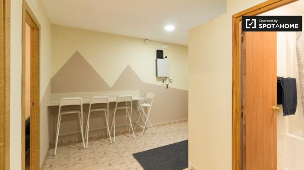 Habitación en piso de 4 dormitorios en alquiler en Barcelona