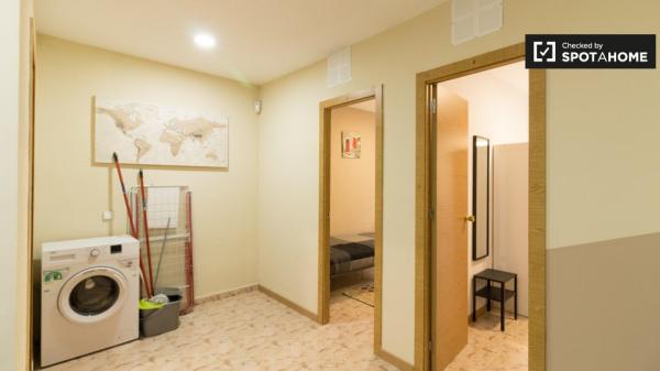 Habitación en piso de 4 dormitorios en alquiler en Barcelona