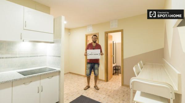 Habitación en piso de 4 dormitorios en alquiler en Barcelona