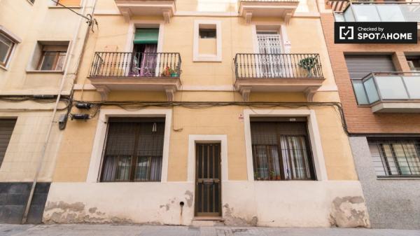 Habitación en piso de 4 dormitorios en alquiler en Barcelona