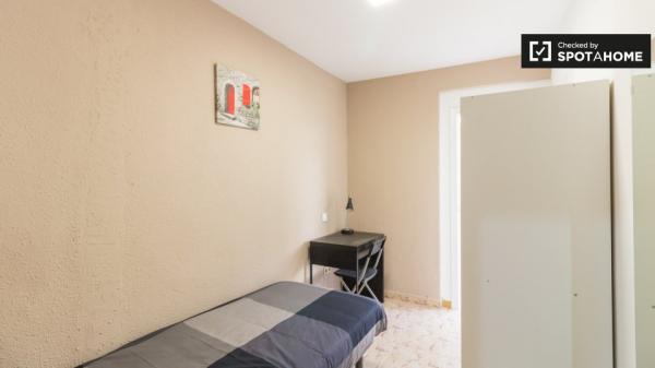 Habitación en piso de 4 dormitorios en alquiler en Barcelona