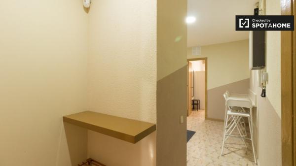 Habitación en piso de 4 dormitorios en alquiler en Barcelona