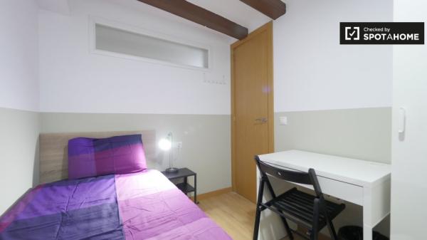 Se alquila habitación individual, apartamento de 4 dormitorios, El Raval