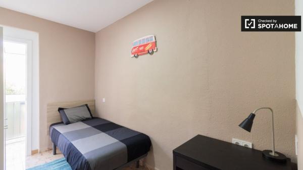 Room for rent in 4-bedroom apartment in Barcelona