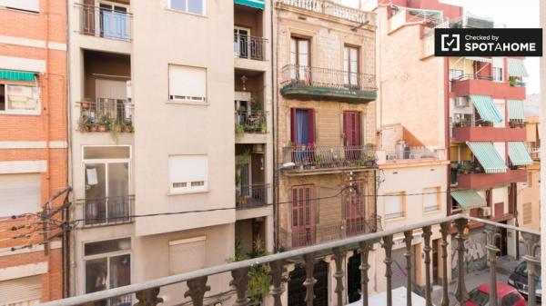 Habitación en piso de 4 dormitorios en alquiler en Barcelona