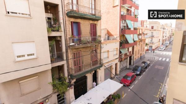 Habitación en piso de 4 dormitorios en alquiler en Barcelona