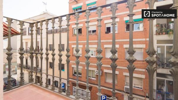 Room for rent in 4-bedroom apartment in Barcelona