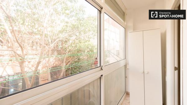 Habitación en piso de 4 dormitorios en alquiler en Barcelona