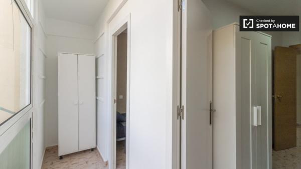 Room for rent in 4-bedroom apartment in Barcelona