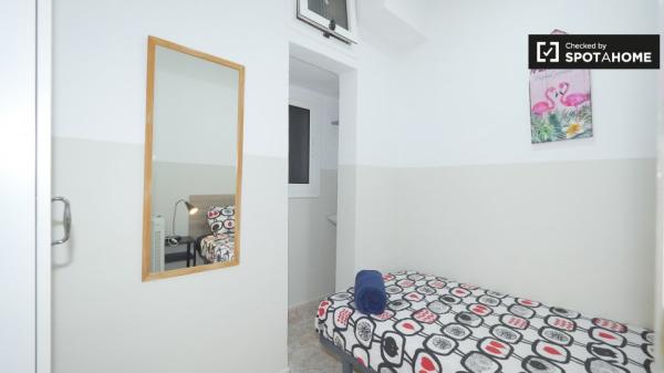 Alquilo habitación en apartamento de 3 dormitorios en El Born, Barcelona