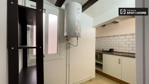 Se alquila habitación en piso de 4 dormitorios en El Raval, Barcelona