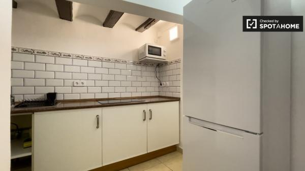 Se alquila habitación en piso de 4 dormitorios en El Raval, Barcelona