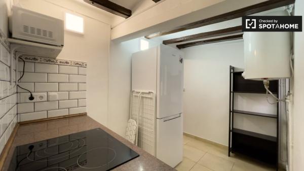 Se alquila habitación en piso de 4 dormitorios en El Raval, Barcelona