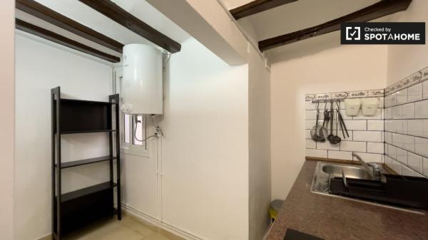 Se alquila habitación en piso de 4 dormitorios en El Raval, Barcelona