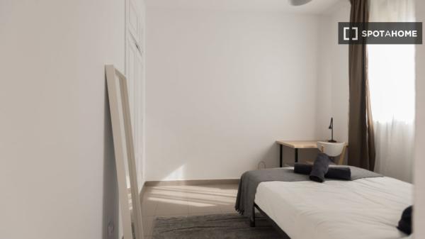 Zimmer zu vermieten in 5-Zimmer-Wohnung im Zentrum von Madrid