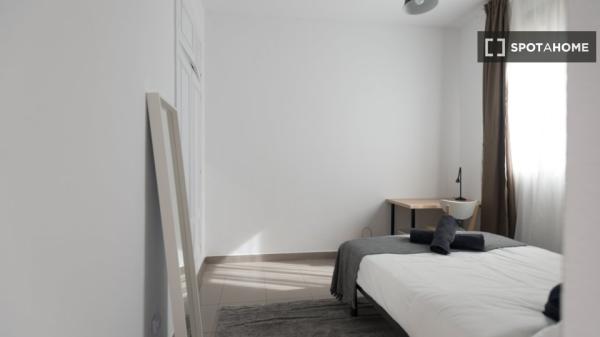 Zimmer zu vermieten in 5-Zimmer-Wohnung im Zentrum von Madrid