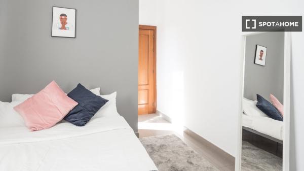 Zimmer zu vermieten in 5-Zimmer-Wohnung im Zentrum von Madrid