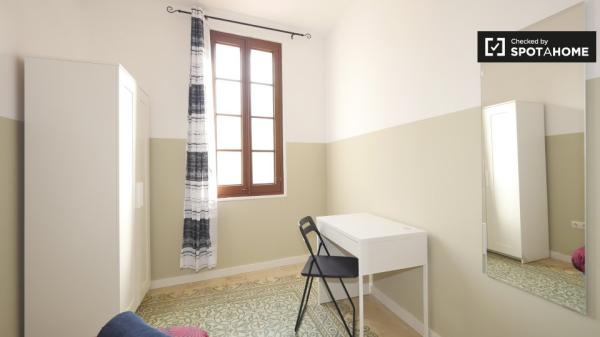 Se alquila habitación en piso de 4 dormitorios en El Raval, Barcelona