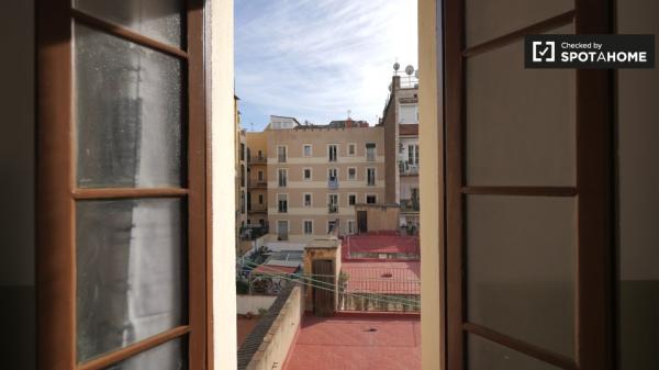 Se alquila habitación en piso de 4 dormitorios en El Raval, Barcelona