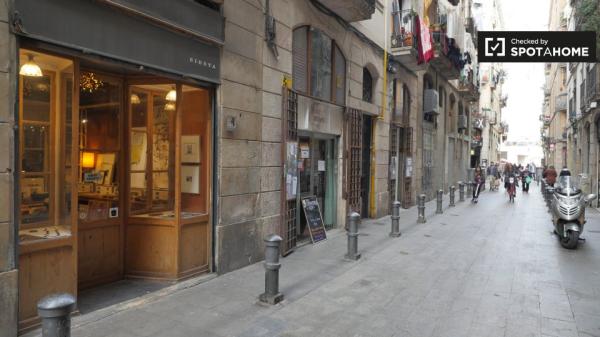 Se alquila habitación en piso de 4 dormitorios en El Raval, Barcelona