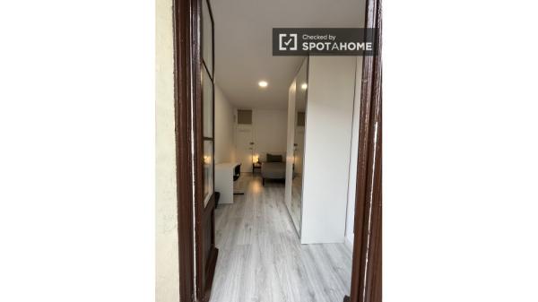 Quarto em apartamento compartilhado recentemente reformado em Barcelona