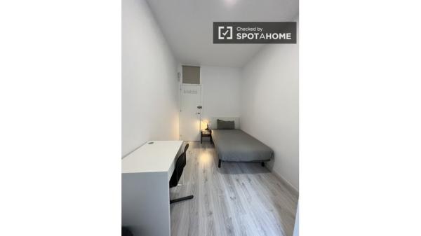 Quarto em apartamento compartilhado recentemente reformado em Barcelona