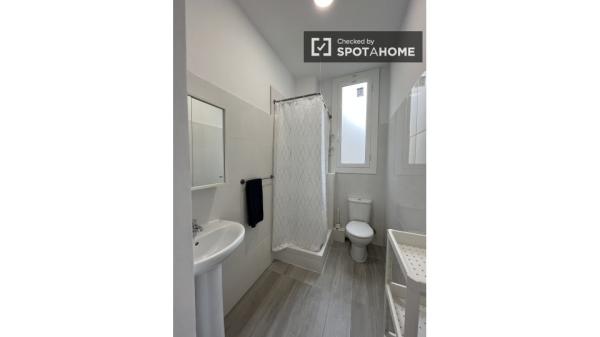 Quarto em apartamento compartilhado recentemente reformado em Barcelona