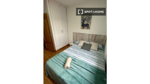 Se alquila habitación en piso de 4 dormitorios en Madrid