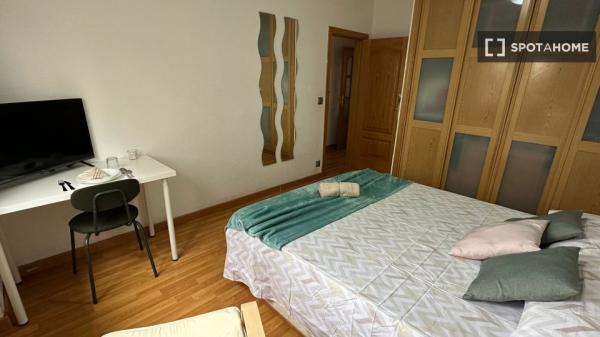 Se alquila habitación en piso de 4 dormitorios en Madrid