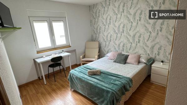 Se alquila habitación en piso de 4 dormitorios en Madrid