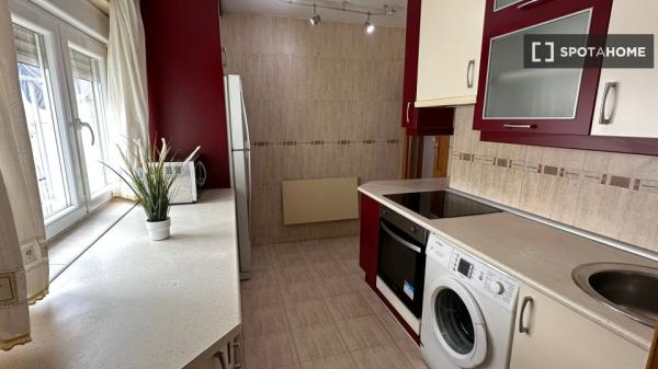 Se alquila habitación en piso de 4 dormitorios en Madrid