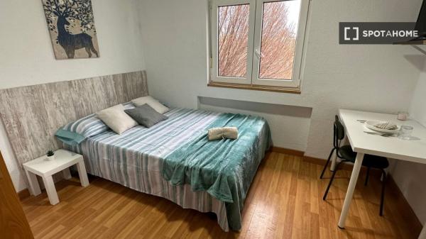 Se alquila habitación en piso de 4 dormitorios en Madrid