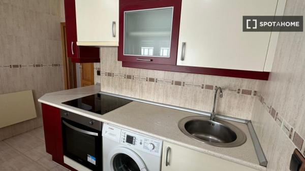 Se alquila habitación en piso de 4 dormitorios en Madrid