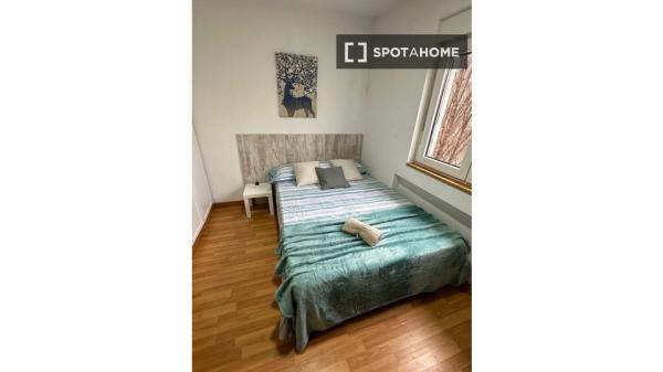 Se alquila habitación en piso de 4 dormitorios en Madrid