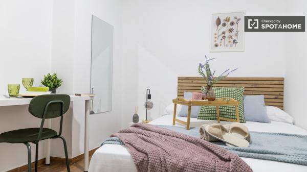 Se alquila habitación en piso de 5 dormitorios en Lavapiés, Madrid