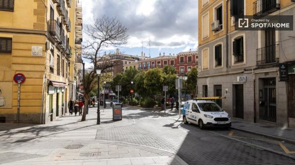 Se alquila habitación en piso de 5 dormitorios en Lavapiés, Madrid