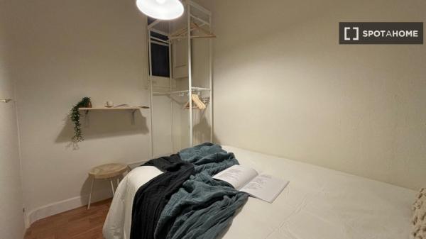 Habitación en piso compartido en barcelona.