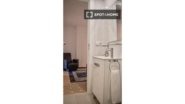 Habitación en piso compartido en barcelona.