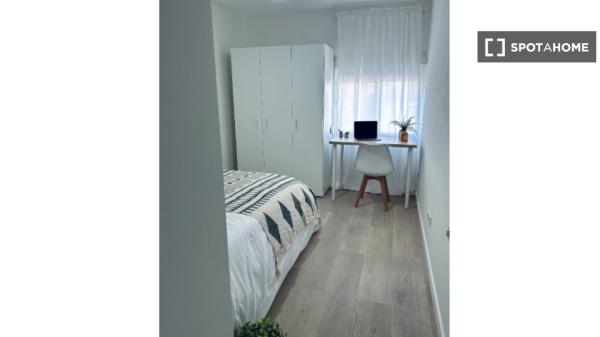 Se alquila habitación en piso de 4 habitaciones en Málaga