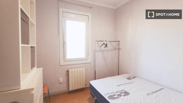 Habitación en piso compartido en barcelona.