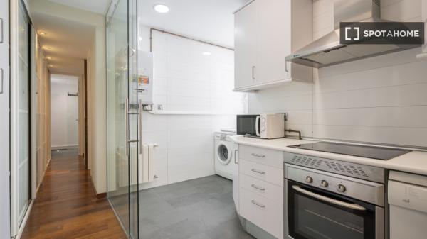 Room for rent in 4-bedroom apartment in  Madrid