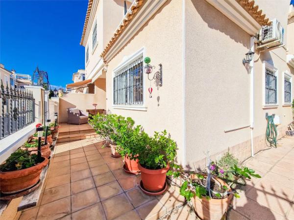 Chalet adosado en calle Cuarzo, 120