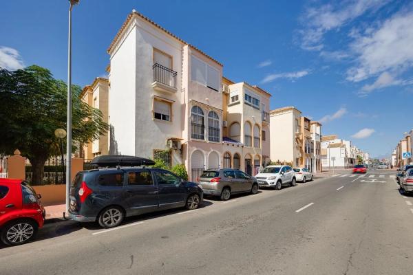 Chalet adosado en calle Urbano Arregui, 1